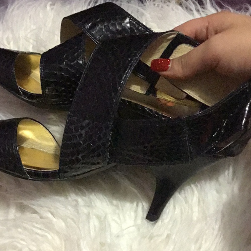 Excellent condition Michael Kors (NEGOTIABLE) - Picture 6 of 8